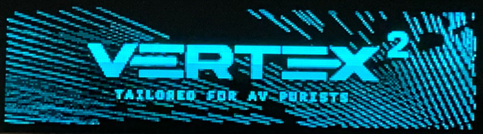Das 3,12 Zoll große blaue OLED-Display des HDfury Vertex 2 zeigt das Vertex 2 Startlogo und die Zeile Tailored for AV purists